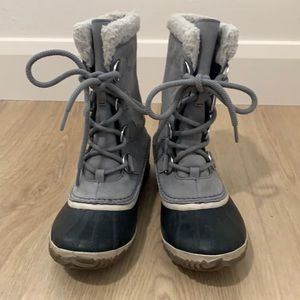 Sorel waterproof snow boots with laces, size 7